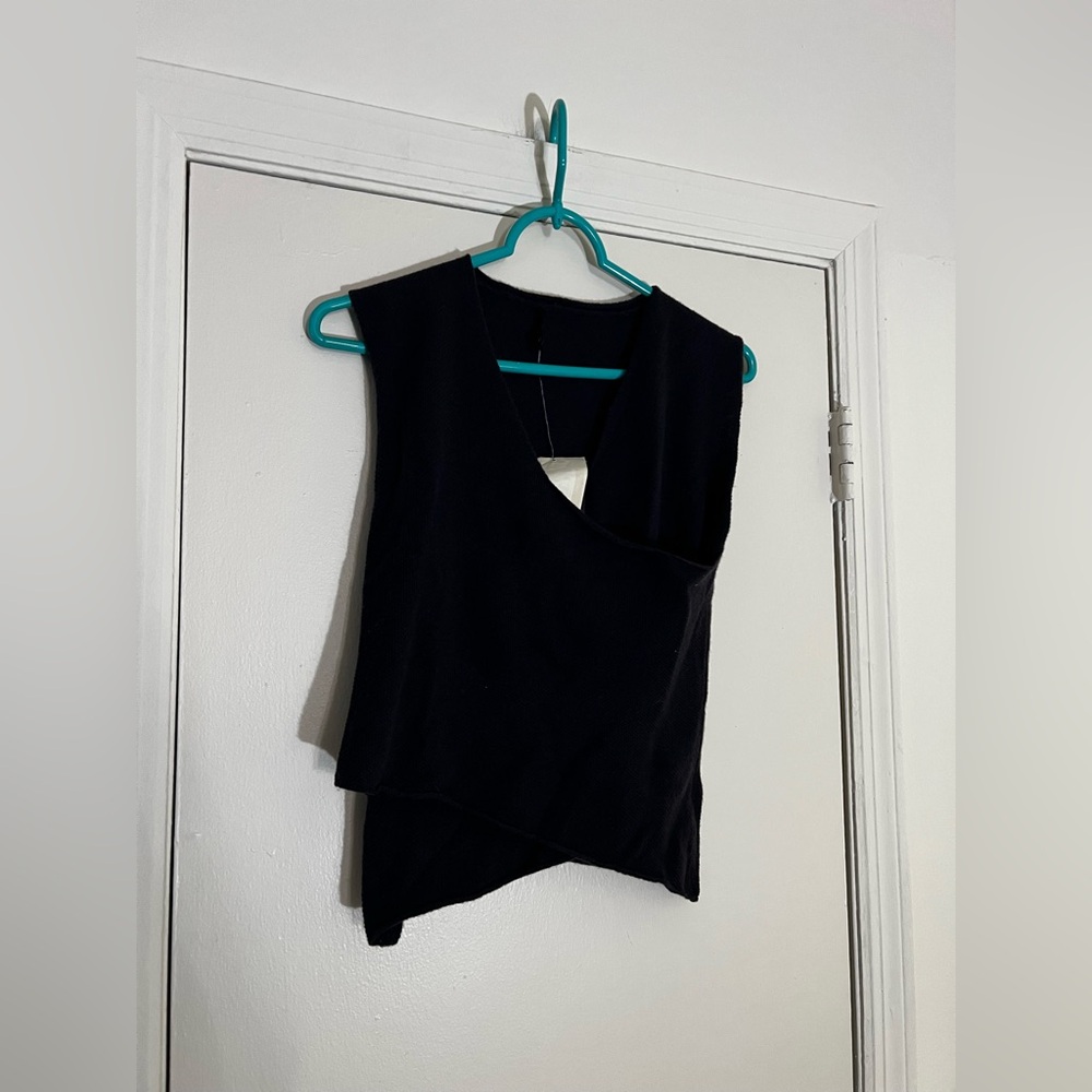 Tocca Black V neck sleeveless top with asymmetrical design
Size Small